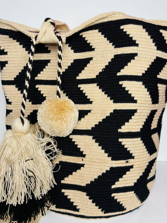 Biondo Miele Wayuu Beige and Black bag