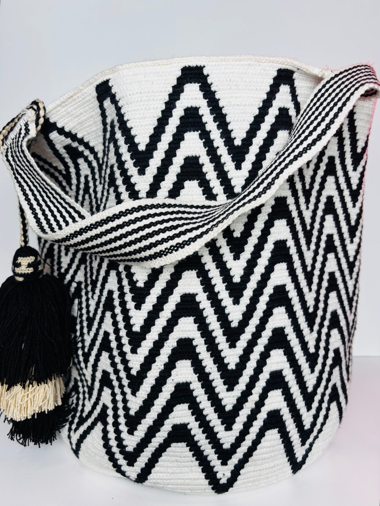 Biondo Miele Wayuu Black and White bag
